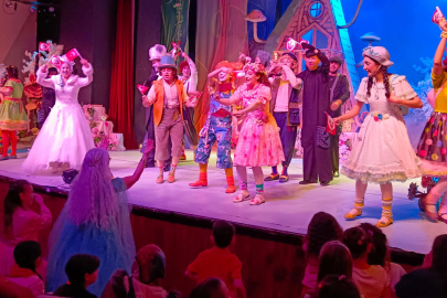 Bursa Devlet Tiyatrosu 23 Nisan’ı “Bencil Dev” ile kutladı